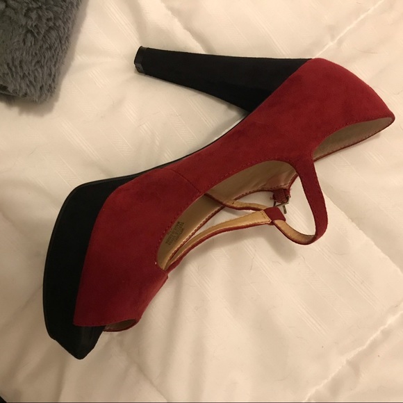 Marc Fisher T Strap Platform - Picture 3 of 4